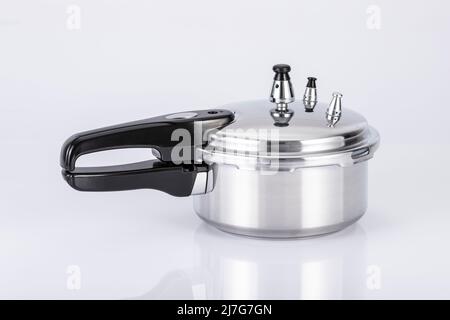 Kleiner Doppelventildruckkocher Auf Neutralem Hintergrund. Stockfoto