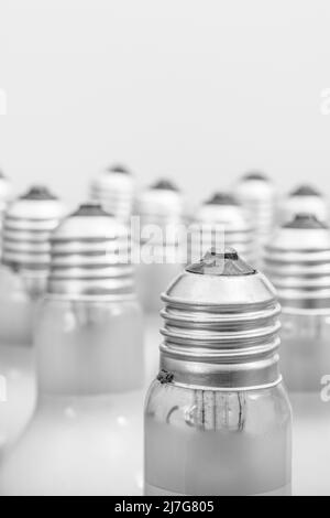 Monochrome Nahaufnahme der Glühlampenkappe aus Glas mit E27/Edison-Verschraubung. Für Beleuchtung, britische Beleuchtungsindustrie, Beleuchtung abstrakt. Stockfoto