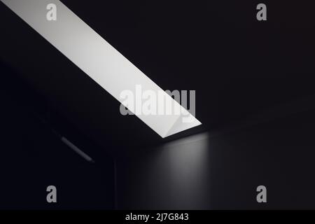 Dunkler Raum mit Lichtstreifen aus dem Dachfenster als abstrakter Hintergrund, monochromatisches Bild Stockfoto