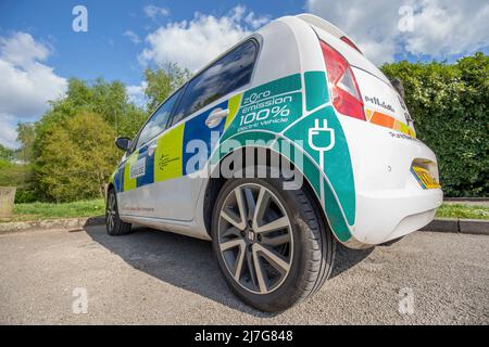 Nahaufnahme des neuen elektrischen Zero Emission Seat Mii Polizeiautos (hinten) der West Mercia Force, isoliert im Freien in einem öffentlichen Park in der Frühlingssonne Großbritanniens. Stockfoto