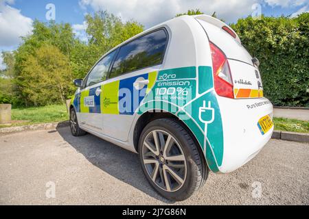 Nahaufnahme des neuen elektrischen Zero Emission Seat Mii Polizeiautos (hinten) der West Mercia Force, isoliert im Freien in einem öffentlichen Park in der Frühlingssonne Großbritanniens. Stockfoto