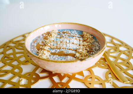 Acai Blue Schale mit Kokosnuss, Mandelmousse und Müsli Stockfoto