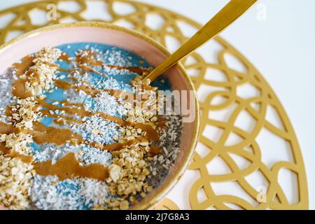 Acai Blue Schale mit Kokosnuss, Mandelmousse und Müsli Stockfoto