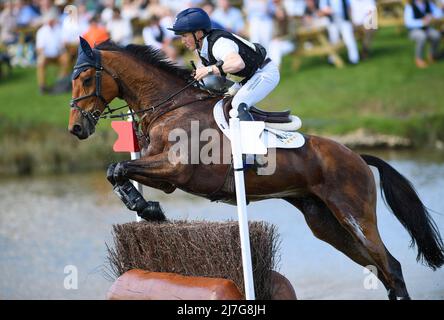 07. Mai 2022 - Badminton Horse Trials - Cross Country Test - Badminton - England Tom McEwen auf Toledo De Kerser springt beim Cross Country Test bei den Badminton Horse Trials am See. Stockfoto