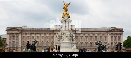 London, Vereinigtes Königreich - 29. Juni 2010 : Victoria Memorial vor dem Buckingham Palace. Denkmal der Königin Victoria mit einem Bild der Königin Stockfoto