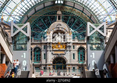 Antwerpen, Belgien - 12. Juli 2010 : Centraal Station Interior mit Architektur und schönem Design Stockfoto