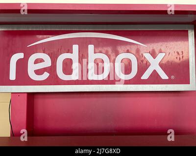 Augusta, GA USA - 04 27 22: Red Box DVD-Verleihschild und Logo Stockfoto