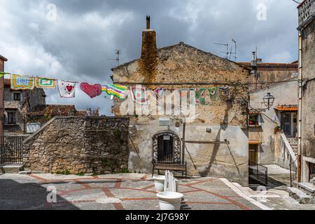 Häkelarbeiten, die Liebe darstellen, hängen an einem Faden über die Piazzetta Terra im gleichnamigen Stadtteil in Vico del Gargano. Apulien Stockfoto