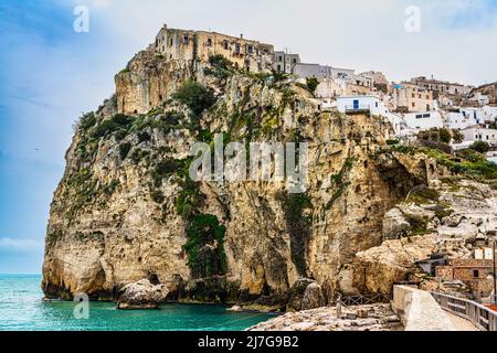 Landschaft der Küstenstadt Peschici auf den steilen Klippen an der Adria thront. Peschici, Provinz Foggia, Apulien, Italien, Europa Stockfoto