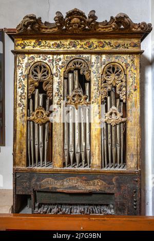 Alte Pfeifenorgel aus dem Jahr 1700s, heute in Ruinen in der Kirche des Fegefeuers, Santa Maria del Suffragio, in Peschici. Peschici, Provinz Foggia, Apulien Stockfoto
