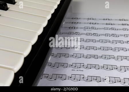 Detailansicht, Fragmente des Musikinstruments Akkordeon mit Noten. Nahaufnahme Stockfoto