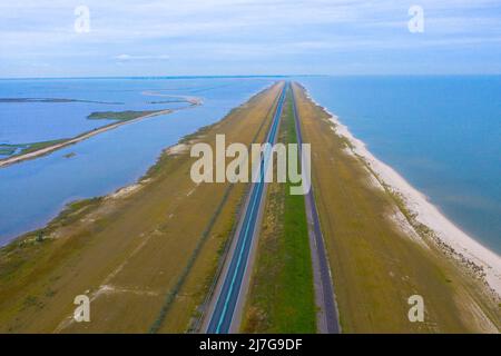 Luftaufnahme einer künstlichen Insel namens Houtribdijk im Markermeer. Die Autobahn Deich N302 von Lelystad nach Enkhuizen. Flevoland, Niederlande. Stockfoto