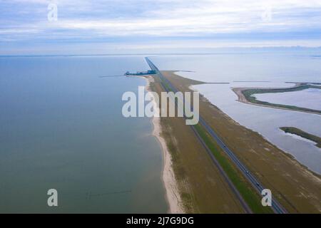 Luftaufnahme einer künstlichen Insel namens Houtribdijk im Markermeer. Die Autobahn Deich N302 von Lelystad nach Enkhuizen. Flevoland, Niederlande. Stockfoto