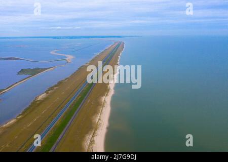 Luftaufnahme einer künstlichen Insel namens Houtribdijk im Markermeer. Die Autobahn Deich N302 von Lelystad nach Enkhuizen. Flevoland, Niederlande. Stockfoto