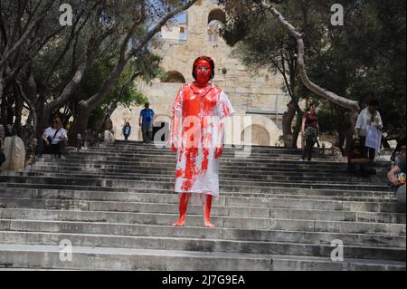 Athen, Attika, Griechenland. 8.. Mai 2022. Menschenrechtsaktivisten protestieren in Athen gegen Krieg und Gewalt gegen Frauen. (Bild: © George Panagakis/Pacific Press via ZUMA Press Wire) Stockfoto