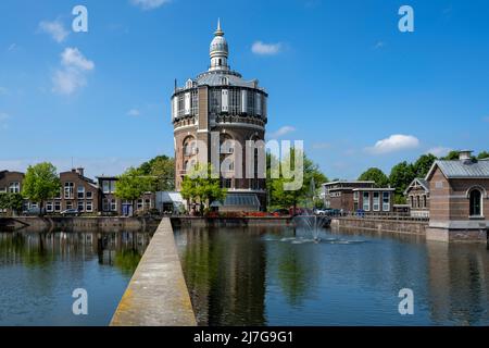 Das ehemalige Trinkwassergebiet mit dem berühmten Wasserturm befindet sich im Esch in Rotterdam. Es ist monumental und zieht viele Touristen an. Stockfoto