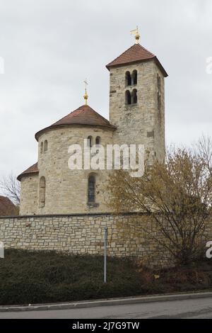 Romanische Kirche der Heiligen Maria Magdalena (Kostel svaté Máří Magdalény) aus der ersten Hälfte des 12. Jahrhunderts in Přední Kopanina bei Prag in Mittelböhmen, Tschechische Republik. Stockfoto