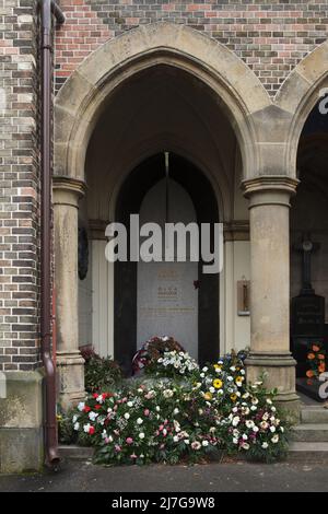 Grab des tschechischen Staatsmannes und Dramatikers Václav Havel auf dem Friedhof Vinohrady (Vinohradský hřbitov) in Prag, Tschechische Republik. Václav Havel war von 1989 bis zur Auflösung der Tschechoslowakei 1992 der letzte Präsident der Tschechoslowakei und von 1993 bis 2003 der erste Präsident der Tschechischen Republik. Hier sind auch seine Frau Olga Havlová und andere Verwandte begraben. Der Grabstein wurde vom tschechischen Bildhauer Olbram Zoubek entworfen. Stockfoto