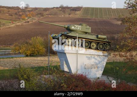 Sowjetischer Panzer T-34, der auf dem Sockel neben dem Dorf Starovičky in Südmähren, Tschechien, installiert wurde. Das Denkmal wurde 1975 an der Stelle errichtet, an der am 16. April 1945 eine wichtige Panzerschlacht zwischen den Panzertruppen der Ukrainischen Front der Roten Armee von 2. und der Wehrmacht stattfand. Während dieser Schlacht brach der sowjetische mittlere Panzer T-34-85 mit der Nummer 200 unter dem Kommando von Unterleutnant Iwan Mirenkow hinter den feindlichen Linien durch und zerstörte drei deutsche Panzer. Stockfoto