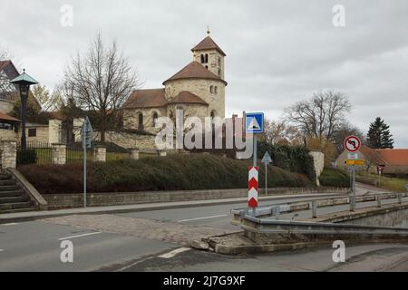 Romanische Kirche der Heiligen Maria Magdalena (Kostel svaté Máří Magdalény) aus der ersten Hälfte des 12. Jahrhunderts in Přední Kopanina bei Prag in Mittelböhmen, Tschechische Republik. Stockfoto