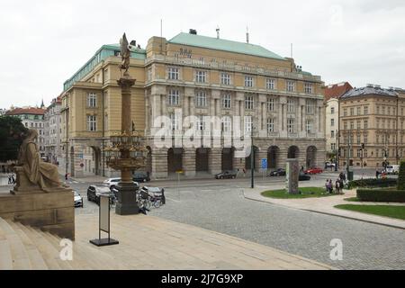 Gebäude der Fakultät für Kunst (Filozofická fakulta) der Karls-Universität (Univerzita Karlova) in Prag, Tschechische Republik. Das vom tschechischen Architekten Josef Sakař entworfene Gebäude wurde zwischen 1924 und 1930 erbaut. Stockfoto