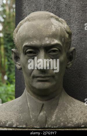 Auf seinem Grab auf dem Friedhof Vinohrady (Vinohradský hřbitov) in Prag, Tschechische Republik, wurde ein Selbstporträt des tschechischen Bildhauers Otto Gutfreund installiert. Stockfoto