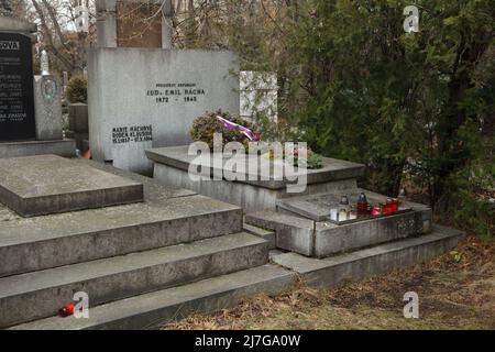 Grab des tschechischen Staatsmannes Emil Hácha (1872-1945) auf dem Vinohrady-Friedhof (Vinohradský hřbitov) in Prag, Tschechische Republik. Emil Hácha war zwischen 1938 und 1945 während der Nazi-Besatzung Präsident der Tschechoslowakei und dann Staatspräsident des Protektorats Böhmen und Mähren. Er starb am 27. Juni 1945 im Gefängnis. Stockfoto