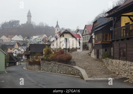 Štramberská Trúba (Turm von Štramberk), der über den traditionellen Häusern der malerischen Stadt Štramberk in der Mährisch-Schlesischen Region der Tschechischen Republik steht. Stockfoto