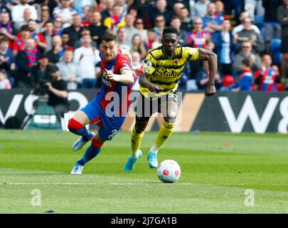 LONDON, Großbritannien, 07. MAI: Joel ward von L-R Crystal Palace hält Ismaila Sarr aus Watford während der Premier League zwischen Crystal Palace und Watfo Stockfoto