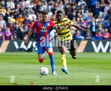 LONDON, Großbritannien, 07. MAI: Joel ward von L-R Crystal Palace hält Ismaila Sarr aus Watford während der Premier League zwischen Crystal Palace und Watfo Stockfoto