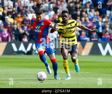 LONDON, Großbritannien, 07. MAI: Joel ward von L-R Crystal Palace hält Ismaila Sarr aus Watford während der Premier League zwischen Crystal Palace und Watfo Stockfoto