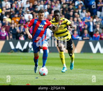 LONDON, Großbritannien, 07. MAI: Joel ward von L-R Crystal Palace hält Ismaila Sarr aus Watford während der Premier League zwischen Crystal Palace und Watfo Stockfoto