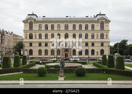 Gebäude der Akademie der Künste, Architektur und Design (Vysoká škola uměleckoprůmyslová) in Staré Město (Altstadt) in Prag, Tschechische Republik. Das Gebäude der Akademie, das von den tschechischen Architekten František Schmoranz der Jüngere und Jan Machytka entworfen wurde, wurde zwischen 1882 und 1885 erbaut. Stockfoto