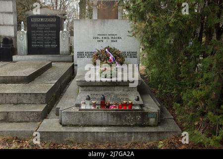 Grab des tschechischen Staatsmannes Emil Hácha (1872-1945) auf dem Vinohrady-Friedhof (Vinohradský hřbitov) in Prag, Tschechische Republik. Emil Hácha war zwischen 1938 und 1945 während der Nazi-Besatzung Präsident der Tschechoslowakei und dann Staatspräsident des Protektorats Böhmen und Mähren. Er starb am 27. Juni 1945 im Gefängnis. Stockfoto