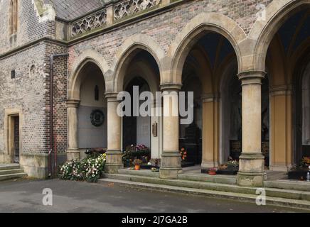 Grab des tschechischen Staatsmannes und Dramatikers Václav Havel auf dem Friedhof Vinohrady (Vinohradský hřbitov) in Prag, Tschechische Republik. Václav Havel war von 1989 bis zur Auflösung der Tschechoslowakei 1992 der letzte Präsident der Tschechoslowakei und von 1993 bis 2003 der erste Präsident der Tschechischen Republik. Hier sind auch seine Frau Olga Havlová und andere Verwandte begraben. Der Grabstein wurde vom tschechischen Bildhauer Olbram Zoubek entworfen. Stockfoto