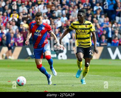 LONDON, Großbritannien, 07. MAI: Joel ward von L-R Crystal Palace hält Ismaila Sarr aus Watford während der Premier League zwischen Crystal Palace und Watfo Stockfoto