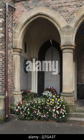 Grab des tschechischen Staatsmannes und Dramatikers Václav Havel auf dem Friedhof Vinohrady (Vinohradský hřbitov) in Prag, Tschechische Republik. Václav Havel war von 1989 bis zur Auflösung der Tschechoslowakei 1992 der letzte Präsident der Tschechoslowakei und von 1993 bis 2003 der erste Präsident der Tschechischen Republik. Hier sind auch seine Frau Olga Havlová und andere Verwandte begraben. Der Grabstein wurde vom tschechischen Bildhauer Olbram Zoubek entworfen. Stockfoto