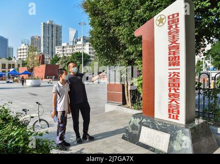 Peking, Chinas Provinz Guangdong. 3.. Mai 2022. Die Menschen besuchen den Tuanyida-Platz – einen öffentlichen Veranstaltungsort, der den ersten nationalen Kongress der Kommunistischen Jugendliga Chinas (CYLC) in Guangzhou, der südchinesischen Provinz Guangdong, am 3. Mai 2022 darstellt. Quelle: Liu Dawei/Xinhua/Alamy Live News Stockfoto