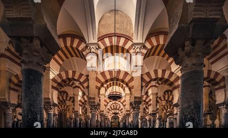 Im Inneren der berühmten Mezquita mit seiner atemberaubenden Architektur. Die Moschee-Kathedrale von Córdoba ist die Kathedrale der römisch-katholischen Diözese Córdoba d Stockfoto