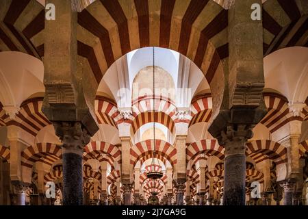 Im Inneren der berühmten Mezquita mit seiner atemberaubenden Architektur. Die Moschee-Kathedrale von Córdoba ist die Kathedrale der römisch-katholischen Diözese Córdoba d Stockfoto