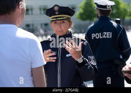 Berlin, Deutschland. 09.. Mai 2022. Berlins Polizeichef Barbara Slowik spricht mit einer Journalistin am Brandenburger Tor. Quelle: Paul Zinken/dpa/Alamy Live News Stockfoto