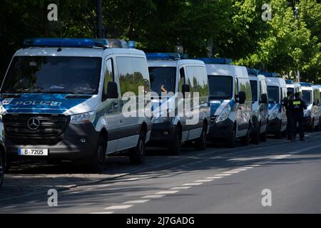 Berlin, Deutschland. 09.. Mai 2022. Unweit der Gedenkstätte in der Straße des 17 stehen Polizeifahrzeuge. Quelle: Paul Zinken/dpa/Alamy Live News Stockfoto