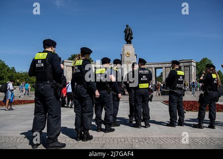 Berlin, Deutschland. 09.. Mai 2022. Polizeibeamte beobachten die Ereignisse an der Gedenkstätte auf der Straße des 17. Quelle: Paul Zinken/dpa/Alamy Live News Stockfoto