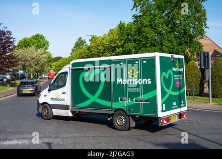 Lieferwagen für Lebensmittel oder Lebensmittel für das Morrisons-Lebensmittelgeschäft auf dem Weg zur Auslieferung von Lebensmitteln an Online-Kunden in West Sussex, England, Großbritannien. Stockfoto