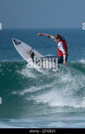 Eine Surferin, die an einem Surfwettbewerb im britischen Fistral in Newquay in Cornwall teilhat. Stockfoto