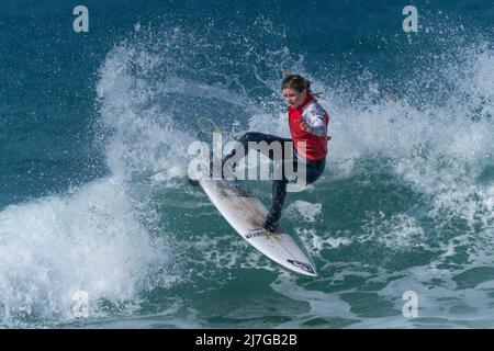 Eine Surferin, die an einem Surfwettbewerb im britischen Fistral in Newquay in Cornwall teilhat. Stockfoto