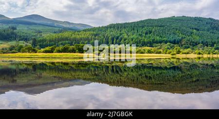 Panoramablick auf die Sommerfarben auf Loch Lubnaig im Loch Lomond and Trossachs National Park in der Nähe von Callander, Stirling Region, Schottland, Großbritannien Stockfoto