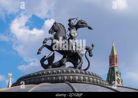 Reiterskulptur auf der Weltzeituhr des Manezhnaja-Platzes in Moskau, Russland Stockfoto