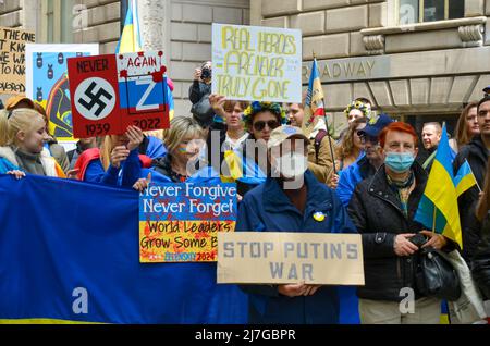 New York, Usa. 08.. Mai 2022. Die Teilnehmer halten am 8. Mai 2022 im Bowling Green Park, New York City, Banner, um die Unterstützung der Ukraine zu zeigen. (Foto von Ryan Rahman/Pacific Press) Quelle: Pacific Press Media Production Corp./Alamy Live News Stockfoto