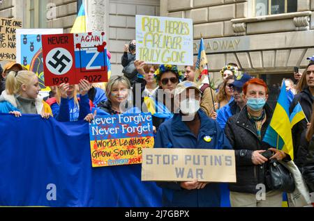 New York, Usa. 08.. Mai 2022. Die Teilnehmer halten am 8. Mai 2022 im Bowling Green Park, New York City, Banner, um die Unterstützung der Ukraine zu zeigen. (Foto von Ryan Rahman/Pacific Press) Quelle: Pacific Press Media Production Corp./Alamy Live News Stockfoto